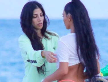 Η Κιμ Καρντάσιαν ξέχασε να φορέσει μαγιό στην παραλία... και τα έδειξε όλα (φώτο)